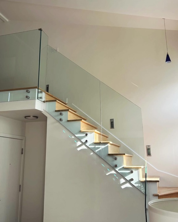 Rampe de verre sans poteaux, escalier résidentiel