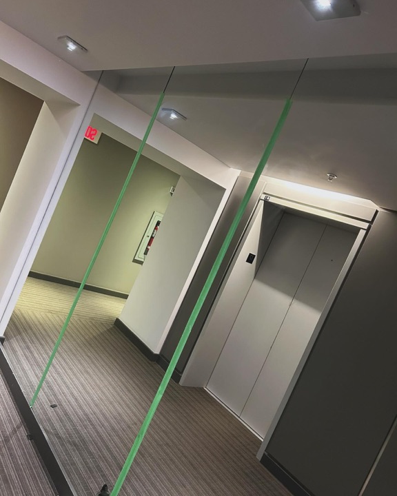 Miroirs muraux pleine hauteur, corridor de condo